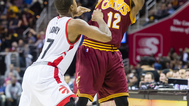 ג'ורדן מקריי, קליבלנד קאבלירס, מול קייל לאורי, טורונטו ראפטורס (צילום: GettyImages)
