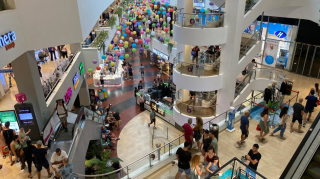 קניות לקראת החג בדיזנגוף סנטר (צילום: אבשלום ששוני)