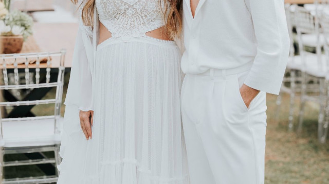 עפר שכטר וקסניה גיל באירוע חתונתם בצומת בית עובד (צילום: אור גפן)