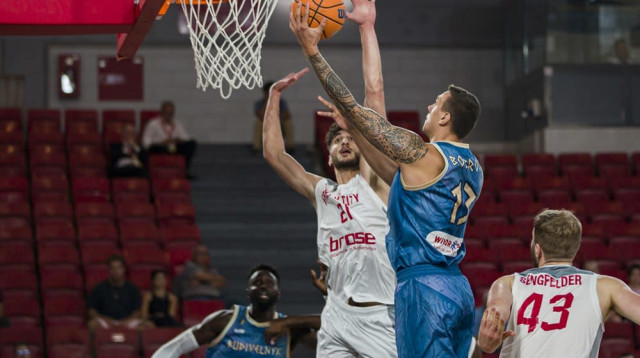 בלט בהגנה. צ'אצ'אשווילי (צילום: אתר רשמי, באדיבות FIBA)