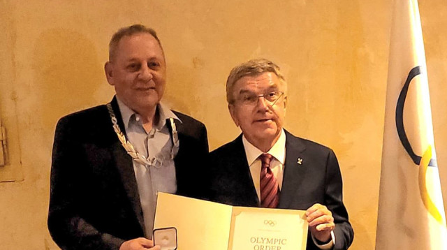 תומאס באך עם יגאל כרמי (צילום: אתר רשמי, באדיבות הוועד האולימפי בישראל)