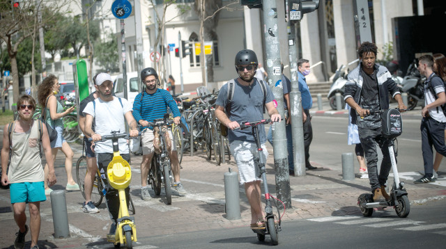 קורקינט חשמלי ברחבי תל אביב (צילום: מרים אלסטר, פלאש 90)