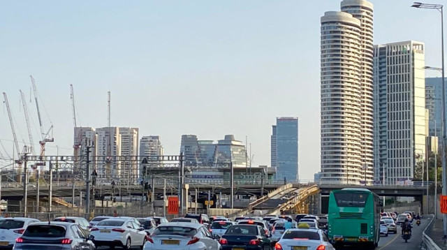 עומס בכביש איילון בדרך לשולחן החג (צילום: אבשלום ששוני)