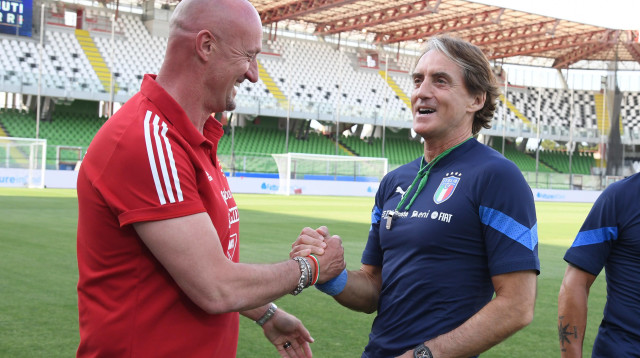 זכר חסד נעורים. מאנצ'יני עם רוסי (צילום: GettyImages, Claudio Villa)