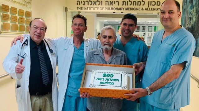 מושתל הריאה דניאל גלאור וצוות בית החולים (צילום: ללא קרדיט)