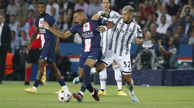 לאנדרו פארדס שחקן יובנטוס מול קיליאן אמבפה שחקן פריז סן ז'רמן (צילום: GettyImages, Catherine Steenkeste)