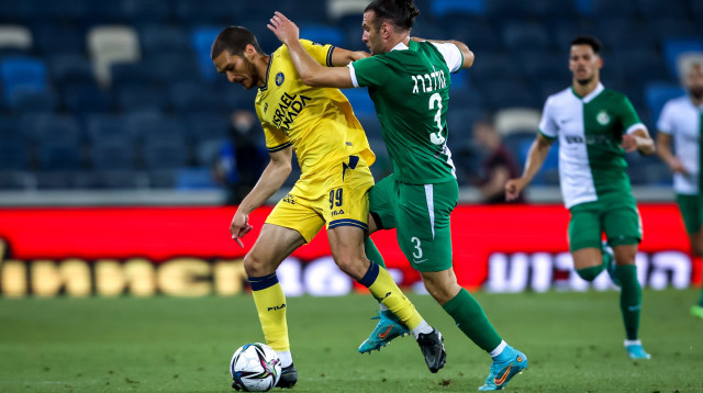 שחקן מכבי תל אביב ג'ורג'ה יובאנוביץ' מול שחקן מכבי חיפה שון גולדברג (צילום: מאור אלקסלסי)