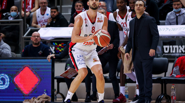 בדרך לבית העליון? שמחון (צילום: מאור אלקסלסי)