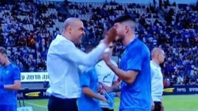 מאמן נבחרת ישראל הצעירה גיא לוזון סוטר לשחקן זיו מורגן (צילום: צילום מסך, מתוך שידור הטלוויזיה בערוץ הספורט)