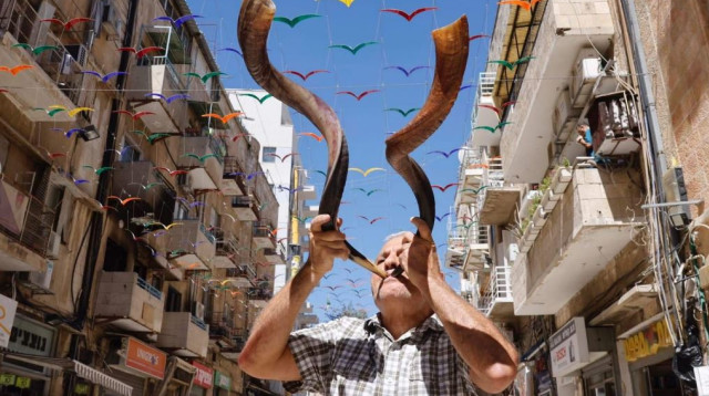 תקיעה בשופר (צילום: מרק ישראל סלם)