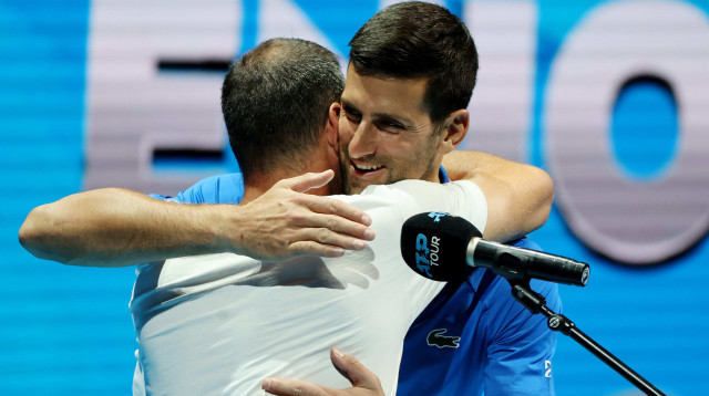 חיבוק חם. נובאק דג'וקוביץ' עם יוני ארליך (צילום: רויטרס)