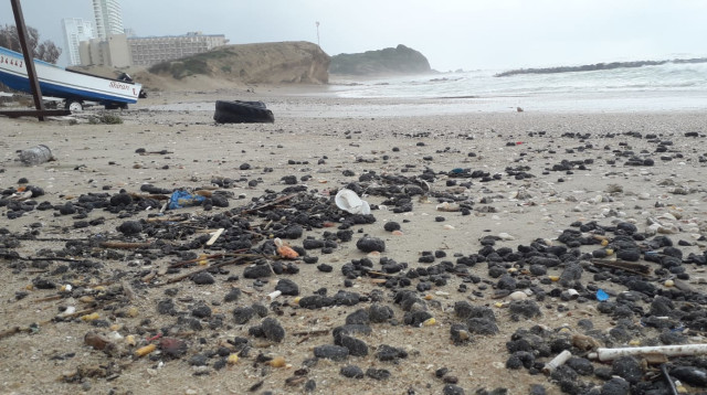 נזקי אסון הזפת בחוף חדרה פברואר 2021 (צילום: המשרד להגנת הסביבה)