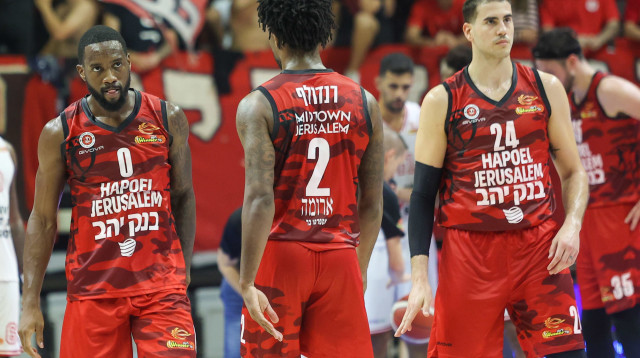 רדפו ללא הצלחה והפסידו. שחקני הפועל ירושלים (צילום: דני מרון)