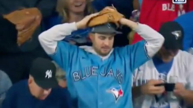 אוהד טורונטו בלו ג'ייז, שלא הצליח לתפוס את ההומראן ההיסטורי (צילום: צילום מסך, מתוך שידורי הטלוויזיה)