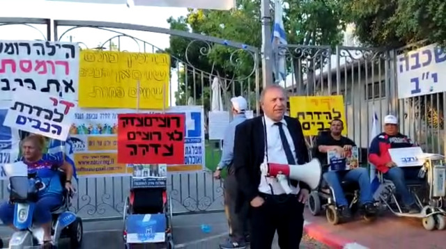 כהן בשער בליך. "לא ניתן שיתייחסו אלינו בהשפלה ובביזיון" (צילום: באדיבות המצולמים)