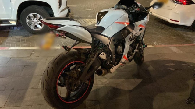 אופנוע משופר שהורד מהכביש. "מפגעי רעש הפוגעים באיכות חיי התושבים" (צילום: דוברות עיריית פתח תקווה)