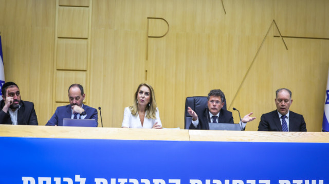 ;יו"ר ועדת הבחירות ואחד מחבריה (צילום: יונתן זינדל, פלאש 90)