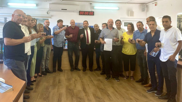עובדי מקפ”ת וראש העירייה, לאחר חתימת החוזה. הערכה על העשייה האינטנסיבית (צילום: באדיבות המצולמים)