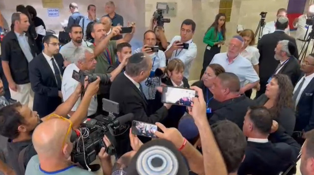 מהומות מחוץ לדיון בפסילת רע"מ (צילום: פורום המשפחות השכולות)