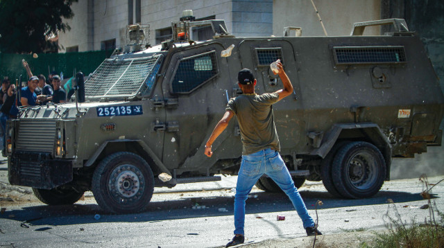 פלסטינים מתעמתים עם כוח צה''ל בג'נין (צילום: נאסר אישתיה, פלאש 90)