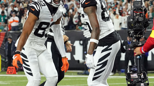 שחקן סינסינטי בנגאלס טי היגינס חוגג עם טיילר בויד (צילום: GettyImages, Dylan Buell)