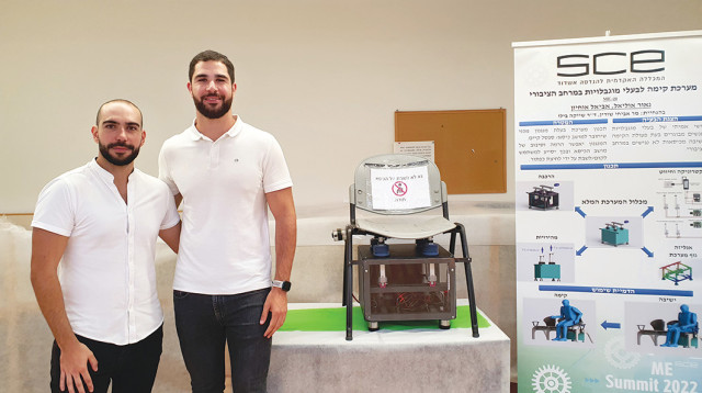 שני בוגרי המכללה המפתחים והדמיה של ההמצאה שלהם (צילום: מכללת SCE)