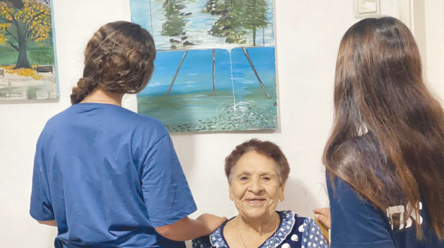 עליזה דניאלזון ושתי חניכות (צילום: אמונה נווה מיכאל)