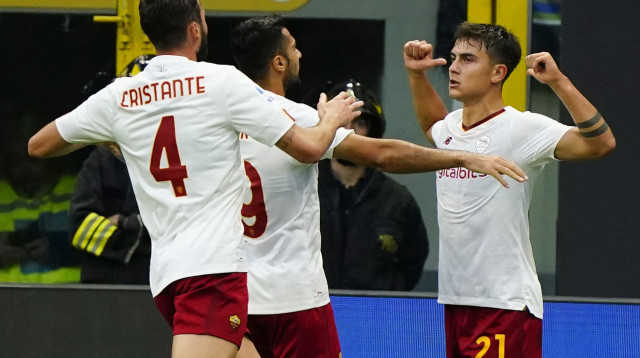 כבש ונפצע. דיבאלה חוגג עם שחקני רומא (צילום: אימג'בנק  GettyImages, Pier Marco Tacca)