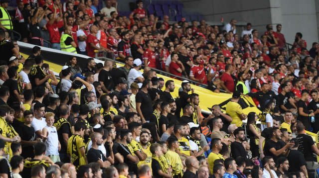 מה ההיגיון בהחלטה? אוהדי הפועל באר שבע ומכבי נתניה (צילום: ברני ארדוב)