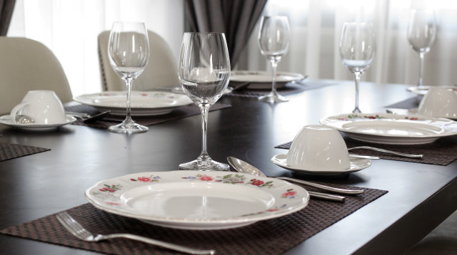 יצאו לארוחת ערב ומה שהיה בה הפתיע אותם לגמרי (צילום: אינג'אימג')