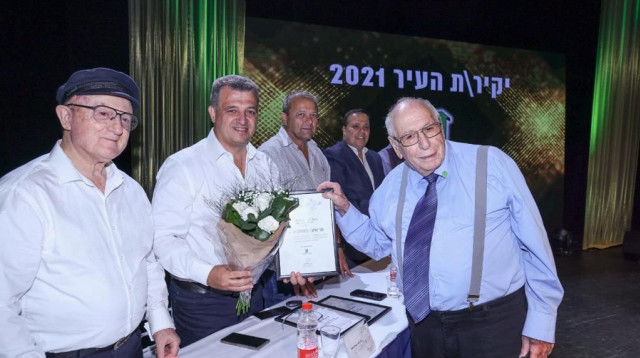 איצ'ה שחם מקבל את התואר. "בזכות פעילותו לשיפור איכות חייהם של האזרחים הוותיקים" (צילום: דוברות עיריית רמת גן)