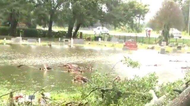 בית הקברות הוצף, הגופות נחשפו ונסחפו (צילום: מתוך פייסבוק)