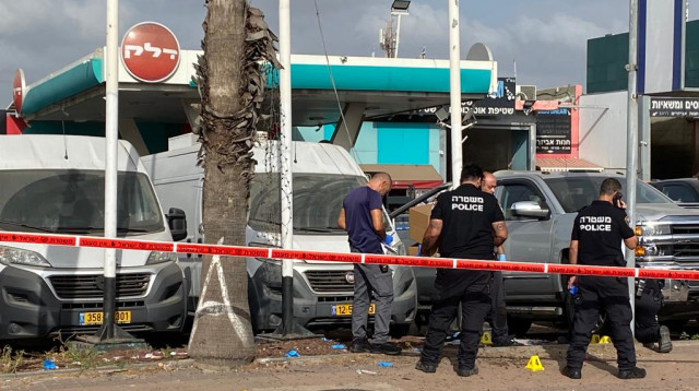 זירת החיסול של בני שלמה בתחנת הדלק באזור (צילום: אבשלום ששוני)