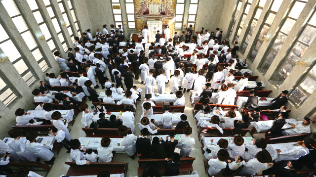 מתפללים בבית כנסת ביום כיפור  (צילום: יעקב לדברמן )