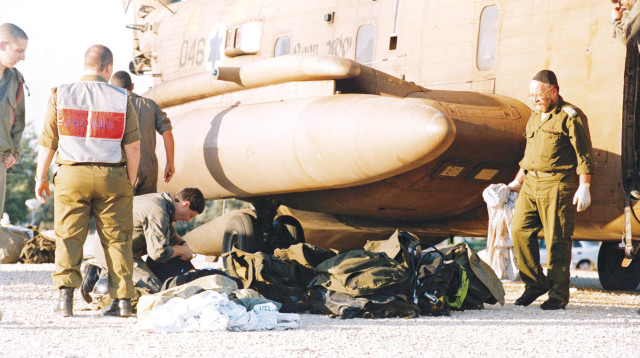 אסון השייטת, פינוי ציוד הלוחמים (צילום: רוני שיצר)