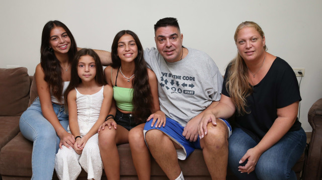 "יש לי משפחה שאוהבת ומקבלת אותי ותומכת בי". יעל ופיני לוי עם הבנות עדי, הילה ורוני (צילום: אודי ציטיאט)