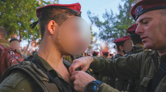 סמר מ׳ ומפקד האוגדה דאז, תאל אבי רוזנפלד בטקס סוף מסלול היחידה הרב ממדית (צילום: חוד החנית)