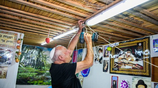 אנשים בונים סוכה (צילום: אריה לייב אדאמס, פלאש 90)