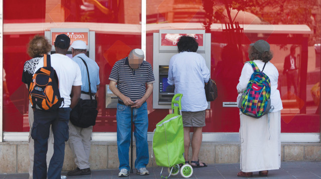קשיש בבנק (צילום: יונתן זינדל, פלאש 90)