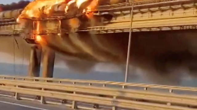 הפיצוץ בגשר קרים (צילום: רויטרס)