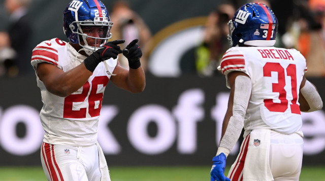 סקוון בארקלי (משמאל) חוגג את הטאצ'דאון המנצח של הג'איינטס (צילום: GettyImages, Stu Forster)