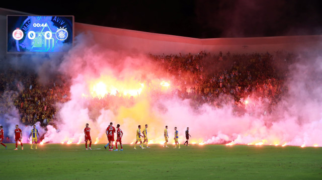 אבוקות ורימוני עשן בדרבי התל אביבי (צילום: קובי אליהו)
