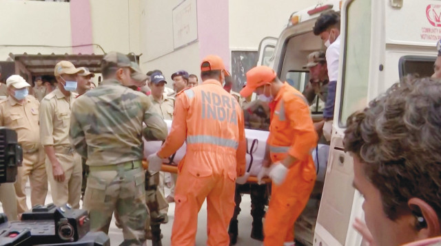 גופות ההרוגים ממפולת השלגים בהימלאיה (צילום: רויטרס)