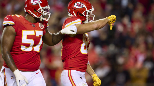 שחקן קנזס סיטי צ'יפס טראוויס קלס חוגג טאצ'דאון (צילום: GettyImages, Cooper Neill)