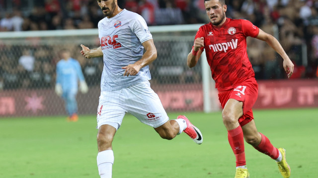 שחקן הפועל חיפה חאתם עבד אלחמיד לצד שחקן הפועל באר שבע אסטריט סלמאני (צילום: דני מרון)