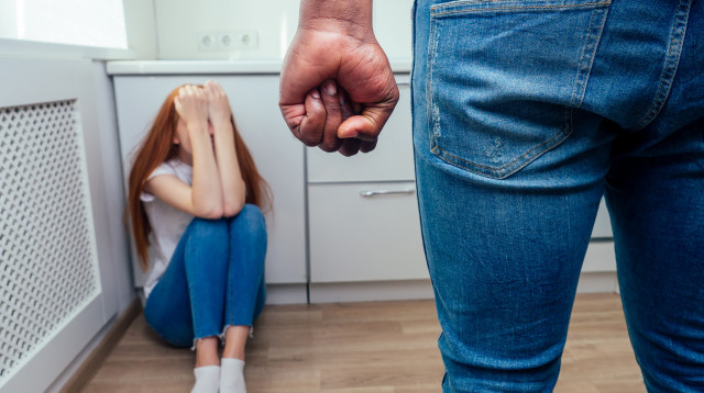אלימות במשפחה (למצולמים אין קשר לכתבה) (צילום: envato)