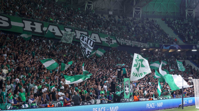 אוהדים של מכבי חיפה (צילום: מאור אלקסלסי)