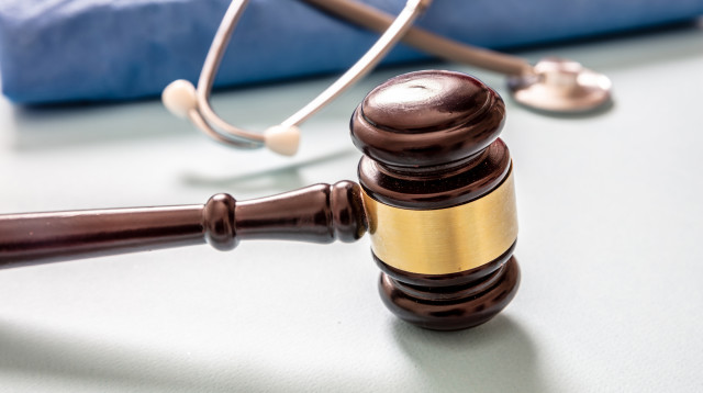 עו"ד תומר בכר על שיתוק מוחין בעקבות רשלנות רפואית (צילום: envato)