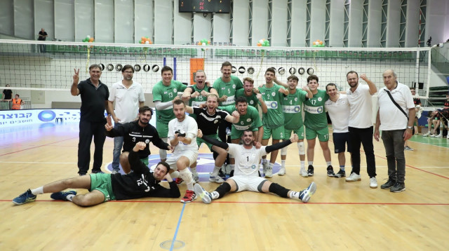 עלו לשלב 32 האחרונות. שחקני וצוות הפועל כפר סבא (צילום: אתר רשמי, יוסי לזרוף, הפועל כפר סבא כדורעף)