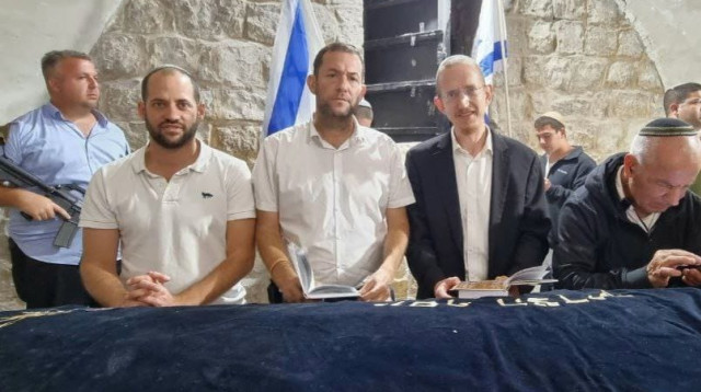 כניסת מתפללים לקבר יוסף (צילום: מועצה אזורית שומרון)